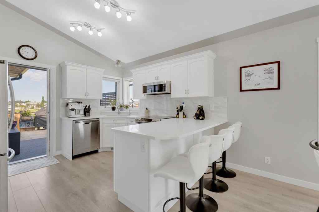 MLS® A2262052 - 82 Hinshaw Drive W in Hewlett Park Sylvan Lake, Residential