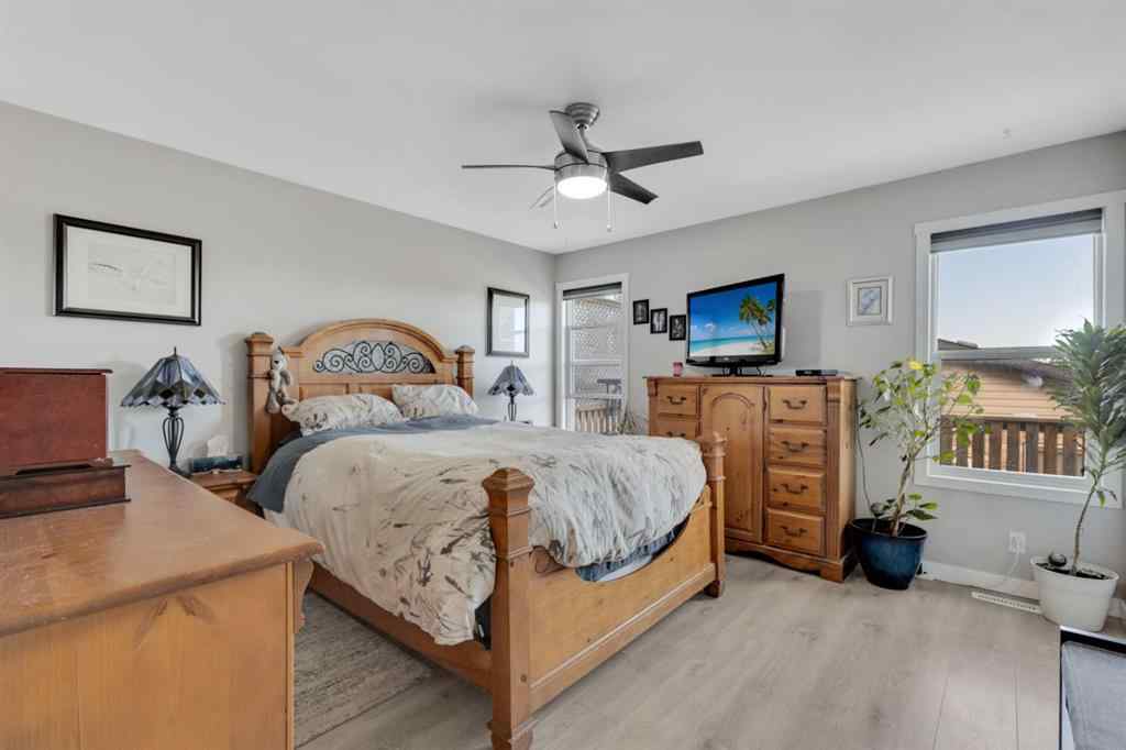 MLS® A2262052 - 82 Hinshaw Drive W in Hewlett Park Sylvan Lake, Residential