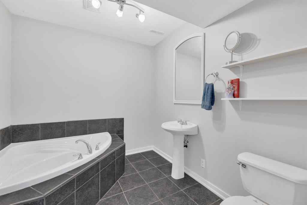 MLS® A2262052 - 82 Hinshaw Drive W in Hewlett Park Sylvan Lake, Residential