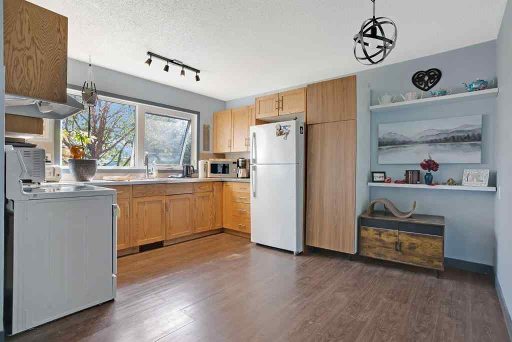 MLS® A2262090 - 6014 37 Street SW in Lakeview Calgary, Residential