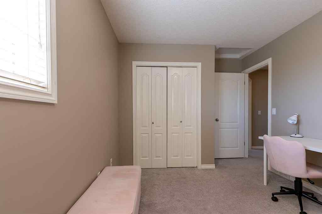 MLS® A2262113 - 153 Vista Road SE in SE Southridge Medicine Hat, Residential