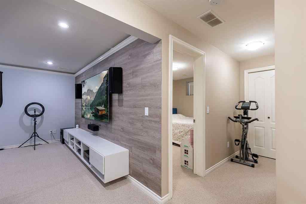 MLS® A2262113 - 153 Vista Road SE in SE Southridge Medicine Hat, Residential