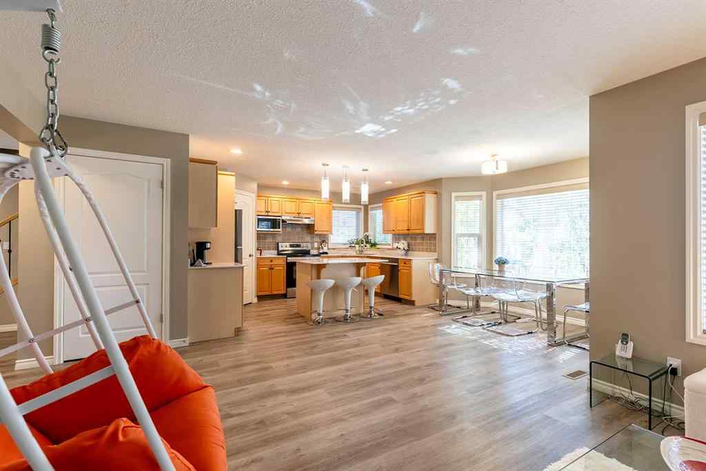 MLS® A2262113 - 153 Vista Road SE in SE Southridge Medicine Hat, Residential