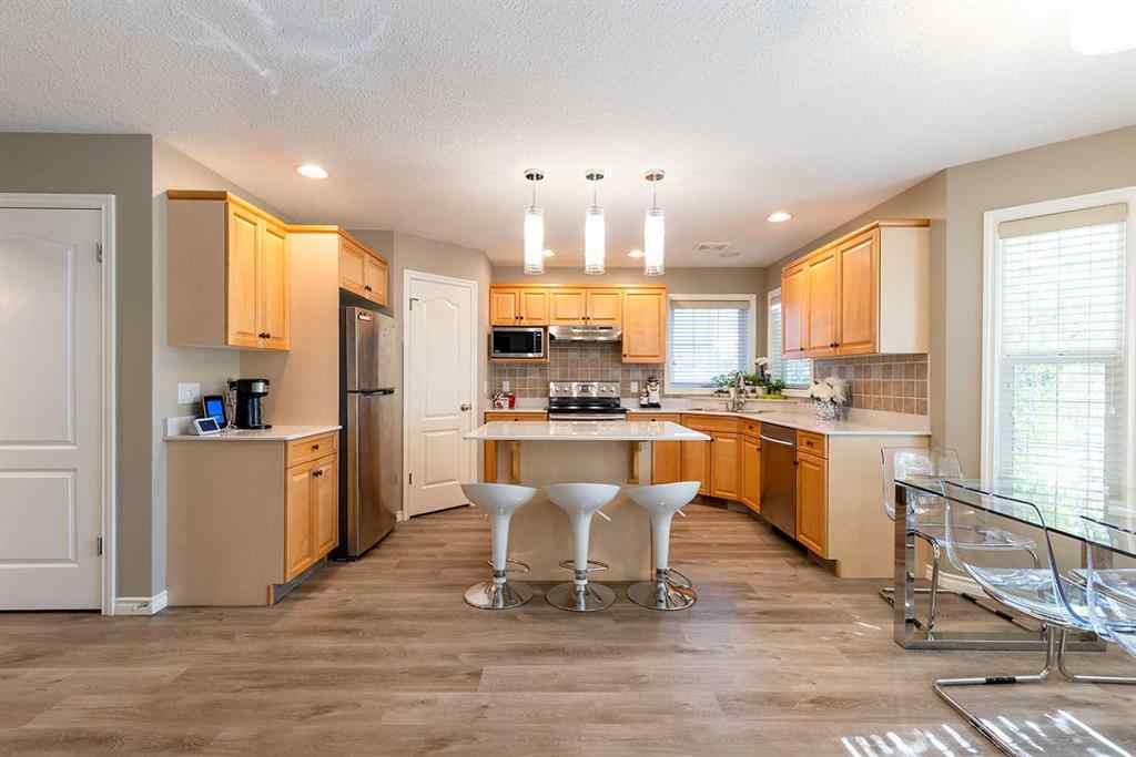 MLS® A2262113 - 153 Vista Road SE in SE Southridge Medicine Hat, Residential