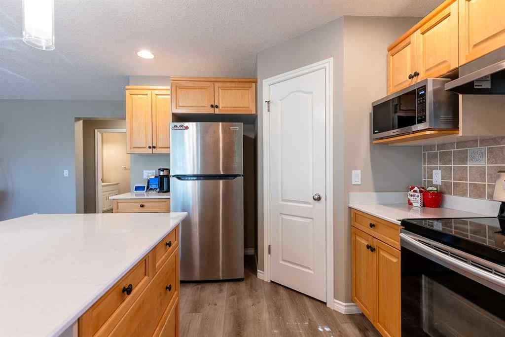 MLS® A2262113 - 153 Vista Road SE in SE Southridge Medicine Hat, Residential