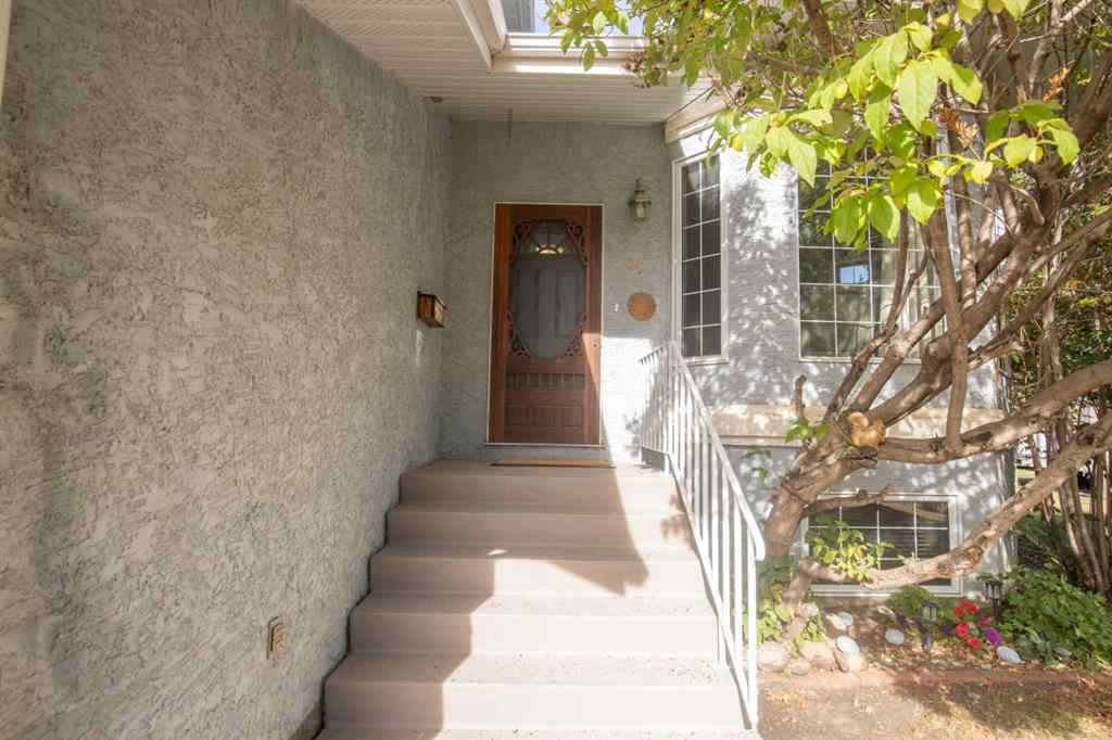 MLS® A2262118 - 61 Pickwick Lane  in English Estates Lacombe, Residential