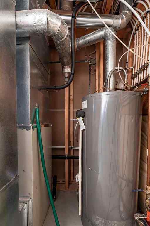 MLS® A2262146 - 484 Stark Way SE in SE Southridge Medicine Hat, Residential