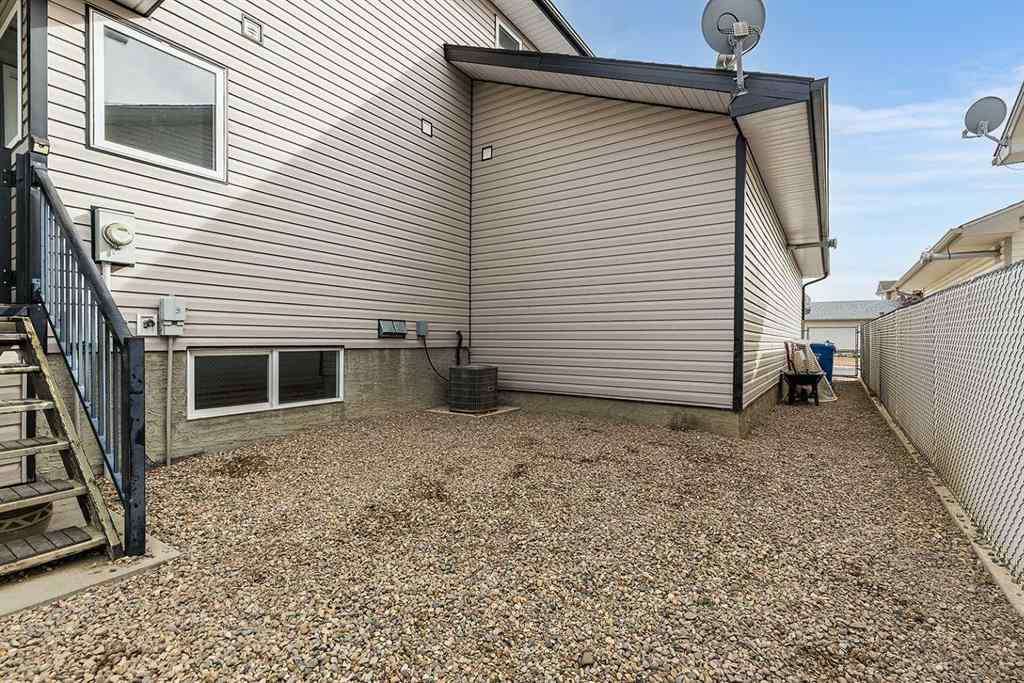 MLS® A2262146 - 484 Stark Way SE in SE Southridge Medicine Hat, Residential