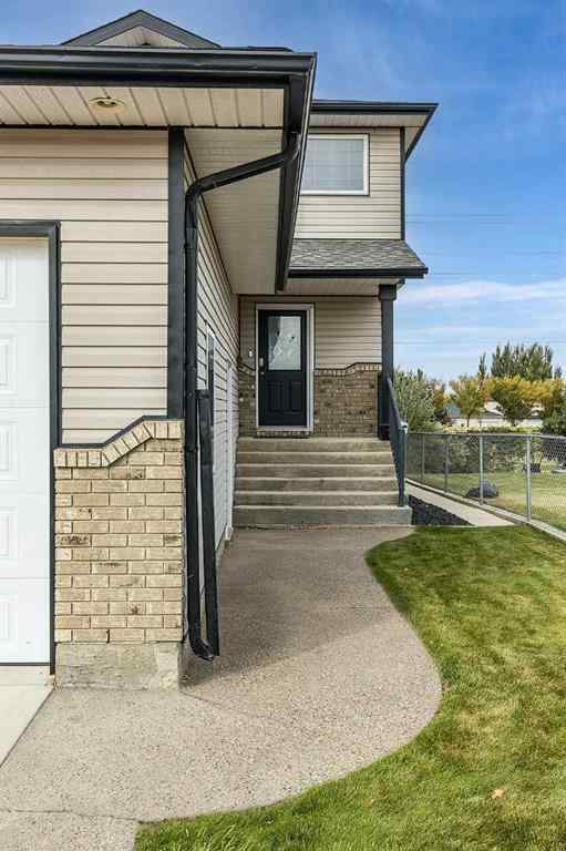 MLS® A2262146 - 484 Stark Way SE in SE Southridge Medicine Hat, Residential