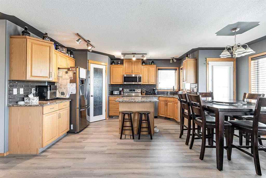 MLS® A2262146 - 484 Stark Way SE in SE Southridge Medicine Hat, Residential