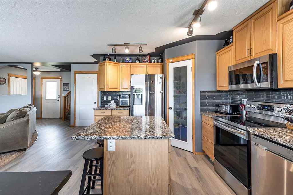 MLS® A2262146 - 484 Stark Way SE in SE Southridge Medicine Hat, Residential