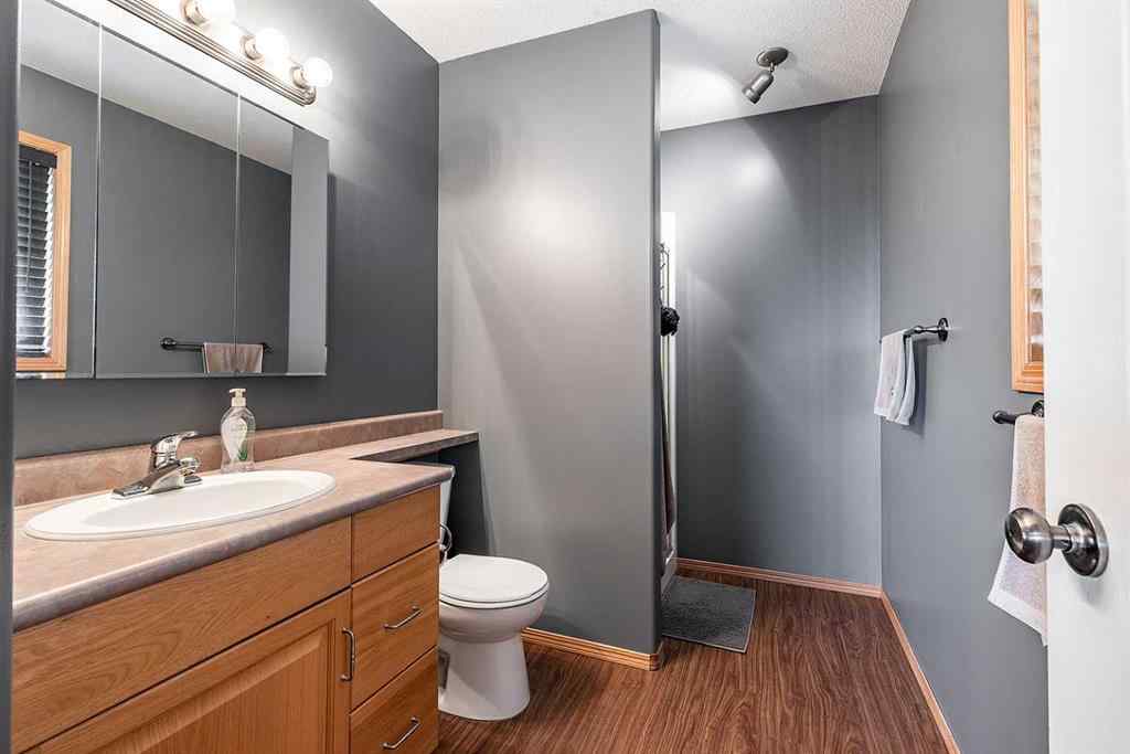 MLS® A2262146 - 484 Stark Way SE in SE Southridge Medicine Hat, Residential