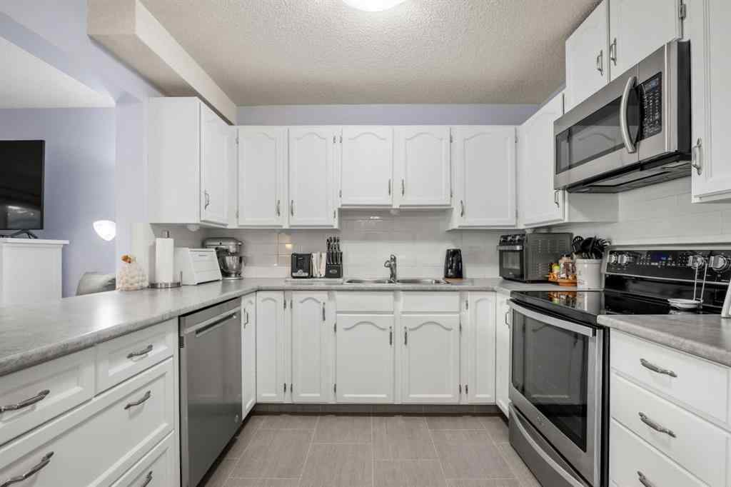 MLS® A2262192 - 147 Somervale Park SW in Somerset Calgary, Residential
