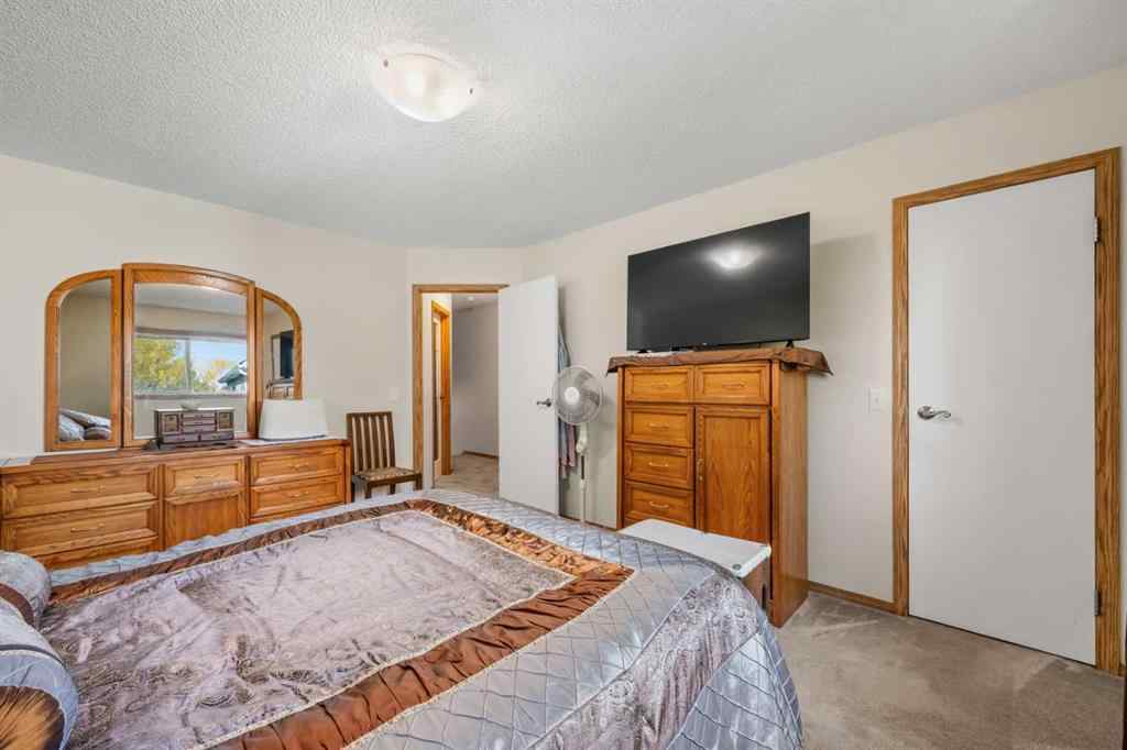 MLS® A2262192 - 147 Somervale Park SW in Somerset Calgary, Residential