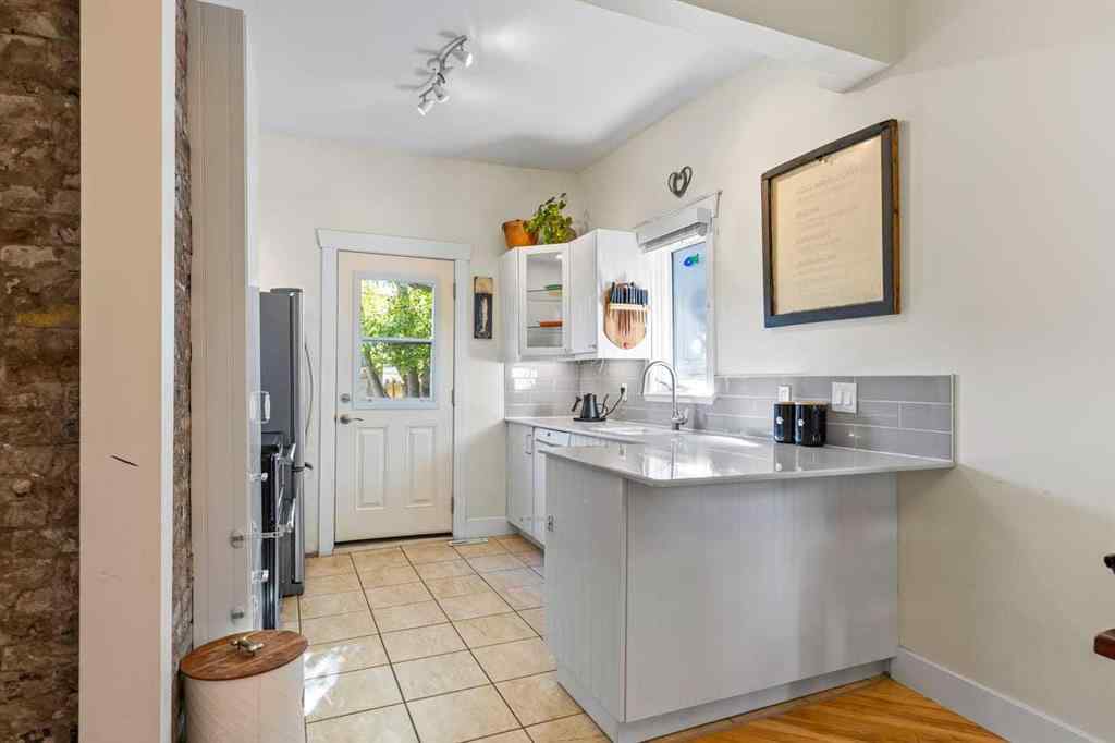 MLS® A2262205 - 2305 5 Avenue NW in West Hillhurst Calgary, Residential