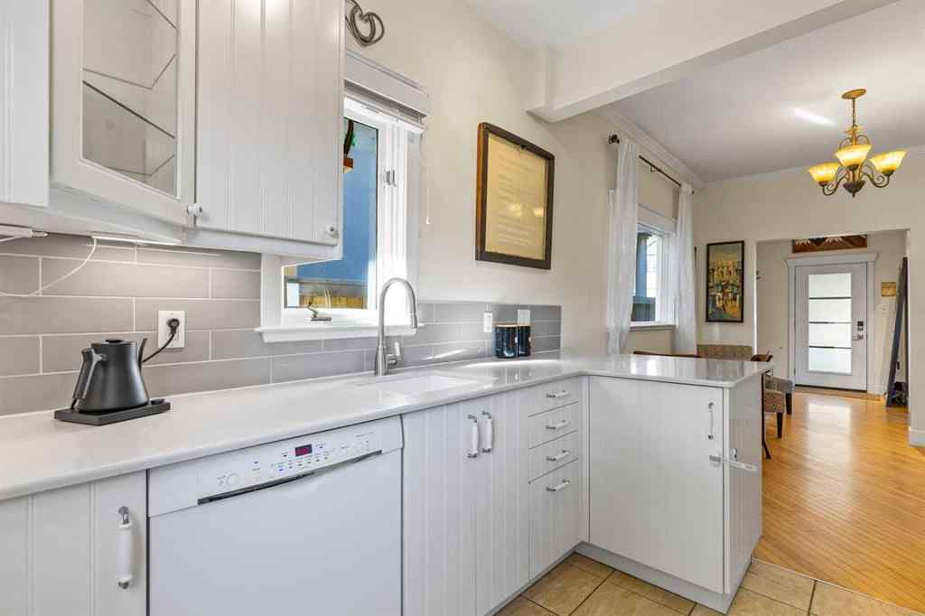 MLS® A2262205 - 2305 5 Avenue NW in West Hillhurst Calgary, Residential