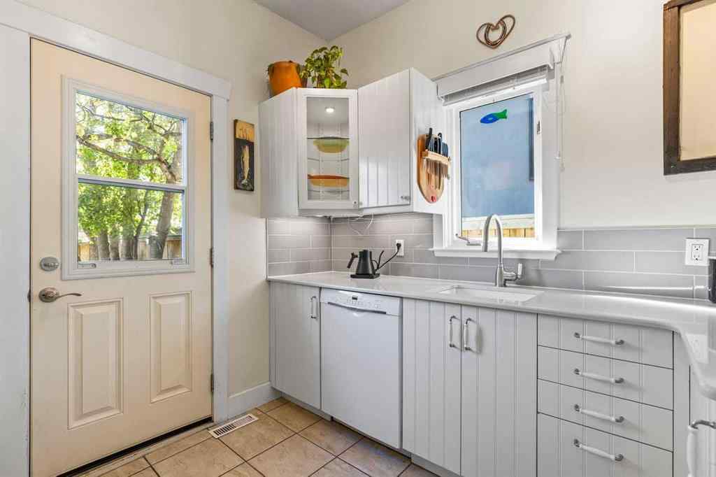 MLS® A2262205 - 2305 5 Avenue NW in West Hillhurst Calgary, Residential