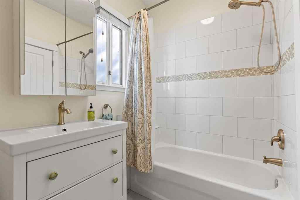 MLS® A2262205 - 2305 5 Avenue NW in West Hillhurst Calgary, Residential