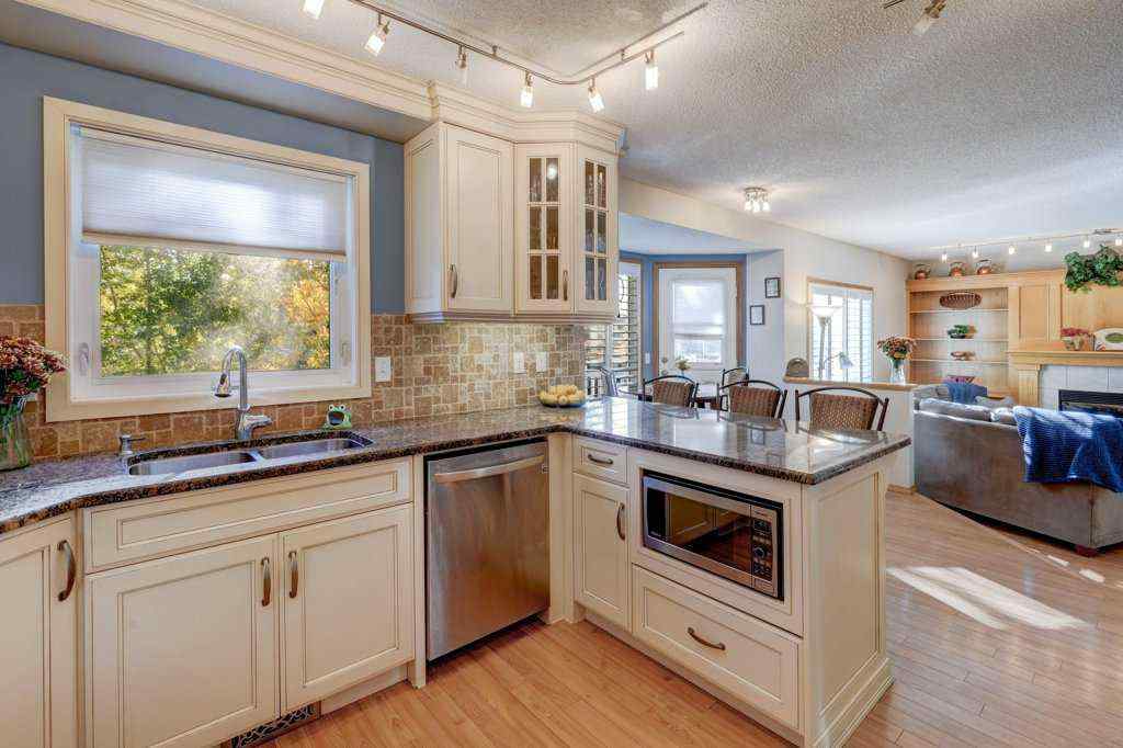 MLS® A2262309 - 2423 Morris Crescent SE in Meadowbrook Airdrie, Residential