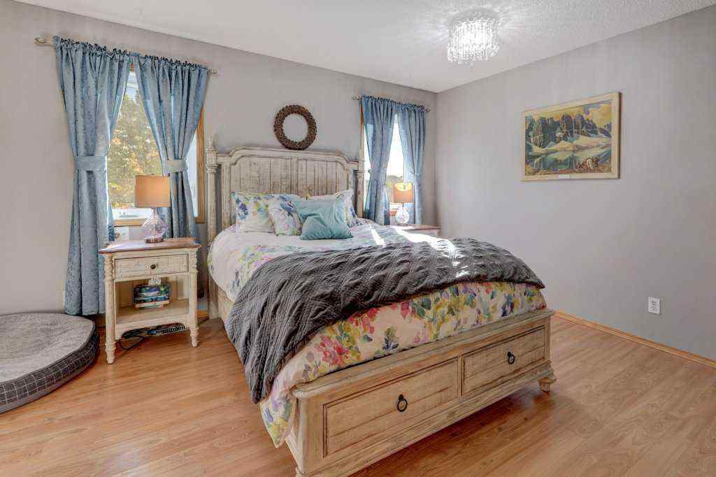 MLS® A2262309 - 2423 Morris Crescent SE in Meadowbrook Airdrie, Residential