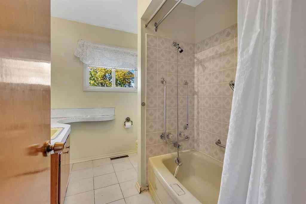 MLS® A2262353 - 3224 Carol Drive NW in Collingwood Calgary, Residential