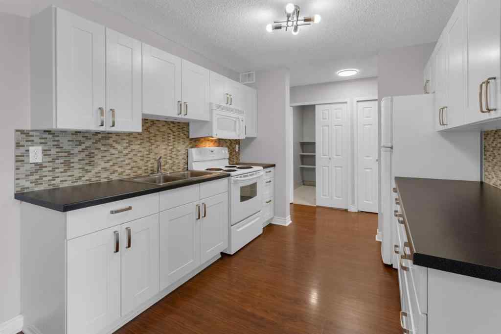 MLS® A2262453 - Unit #204 3606 Erlton Court SW in Parkhill Calgary, Residential