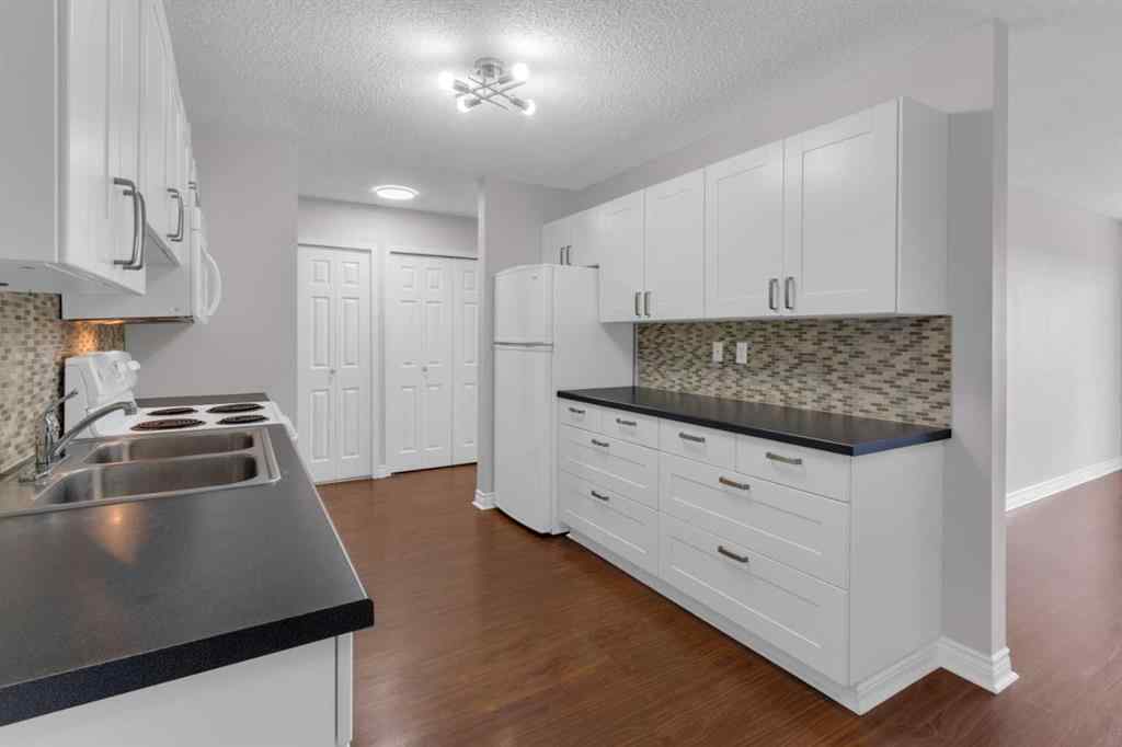 MLS® A2262453 - Unit #204 3606 Erlton Court SW in Parkhill Calgary, Residential