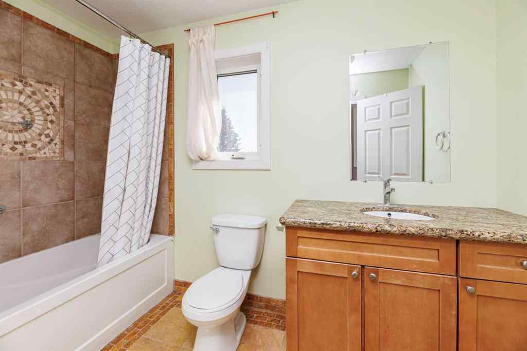 MLS® A2262456 - 5140 51 Street  in Downtown Lacombe Lacombe, Residential