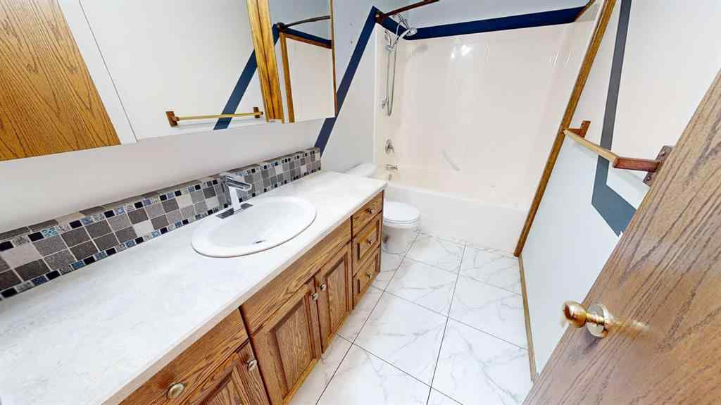 MLS® A2262571 - 2288 7 Avenue NE in Northeast Crescent Heights Medicine Hat, Residential