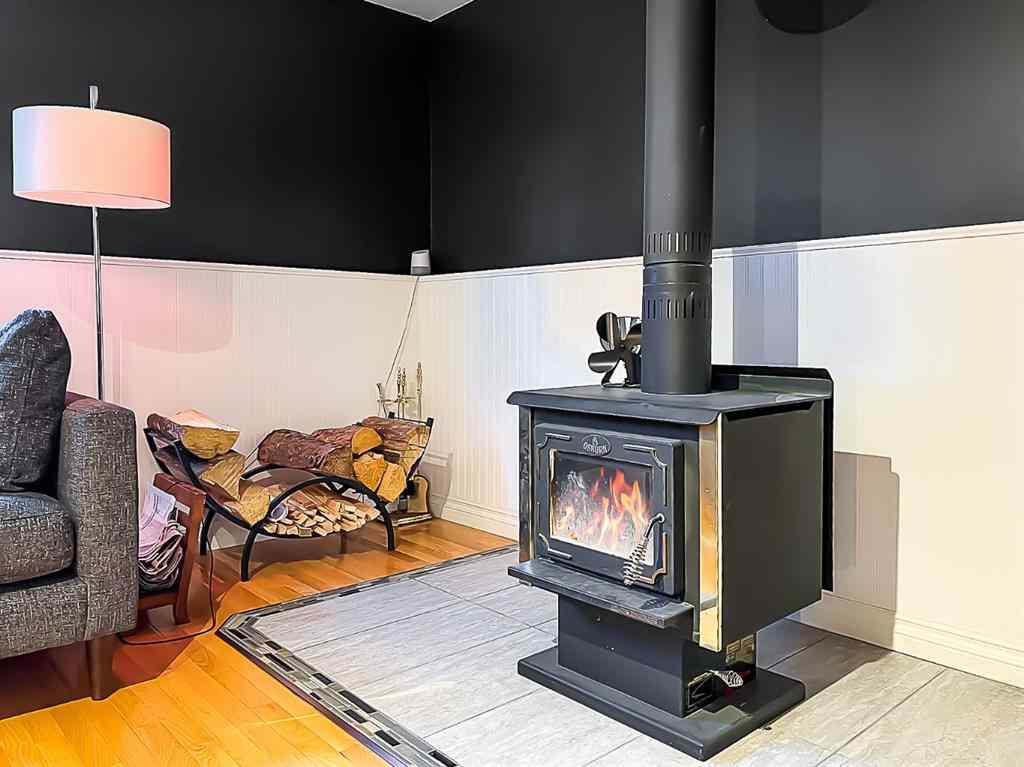 MLS® A2262644 - 9438 63 Avenue  in Country Club Estates Grande Prairie, Residential