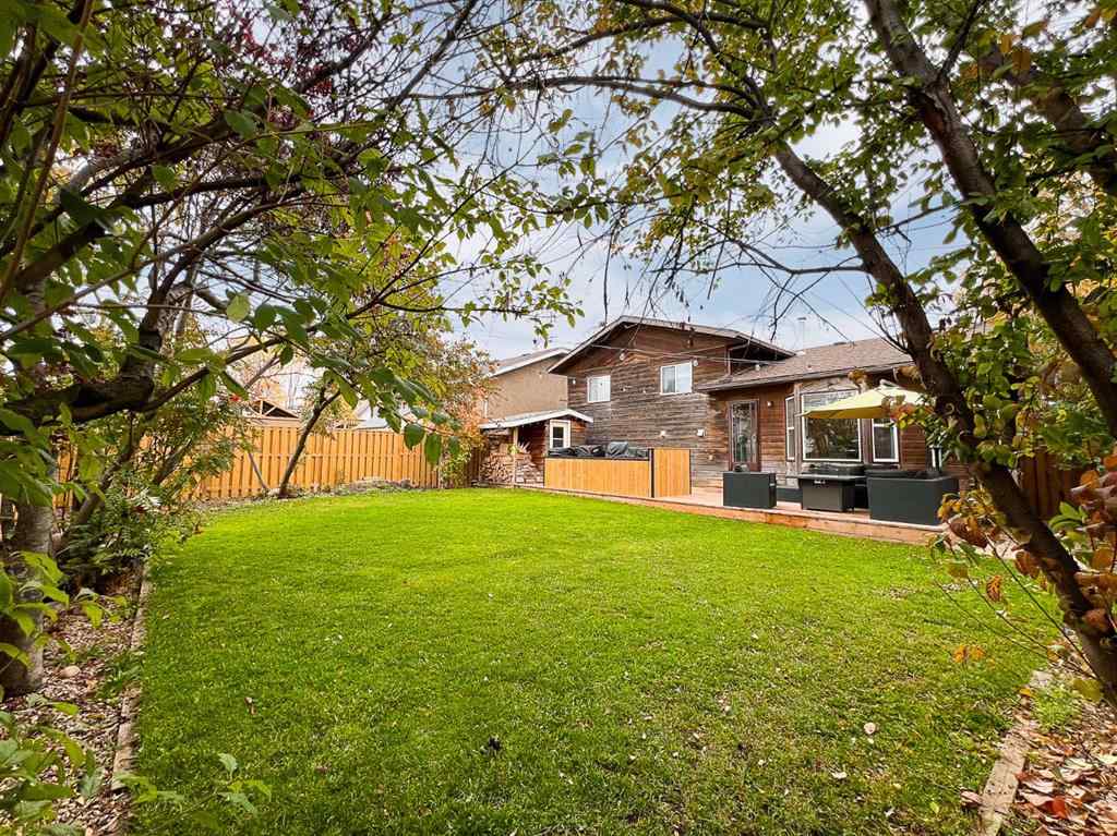 MLS® A2262644 - 9438 63 Avenue  in Country Club Estates Grande Prairie, Residential