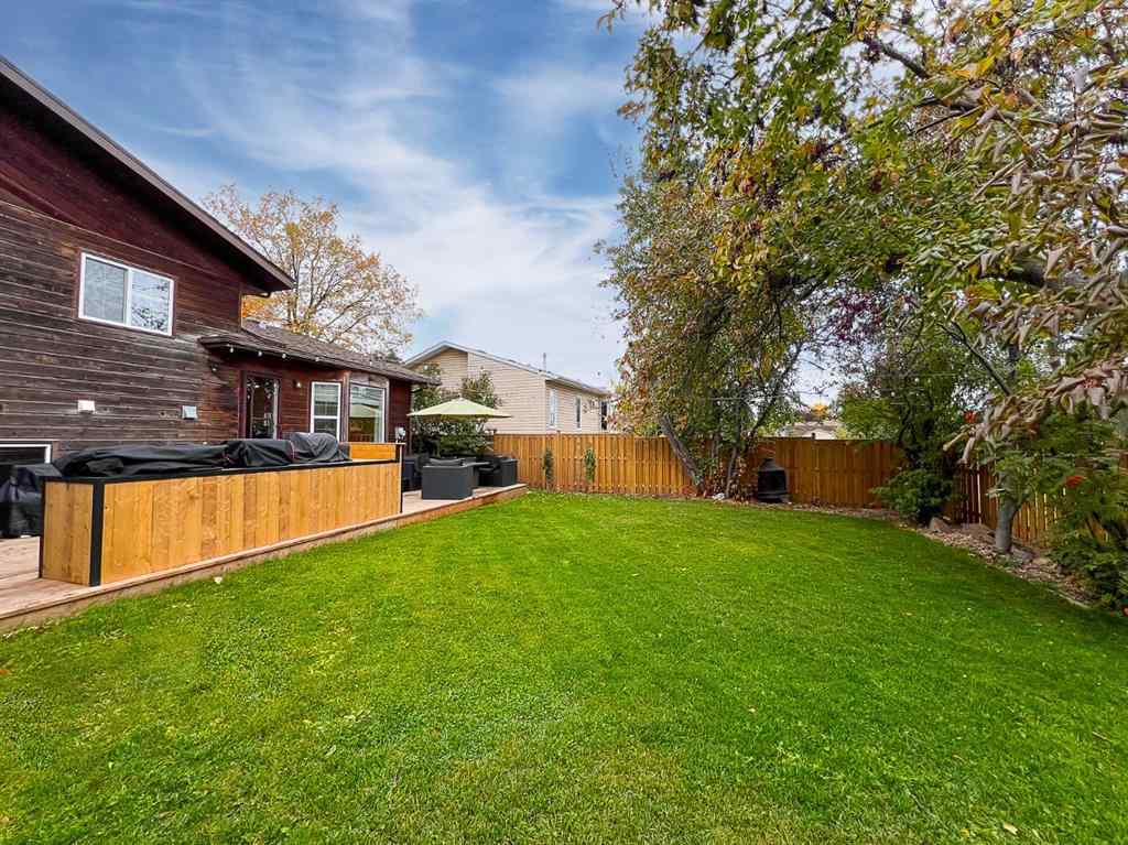 MLS® A2262644 - 9438 63 Avenue  in Country Club Estates Grande Prairie, Residential