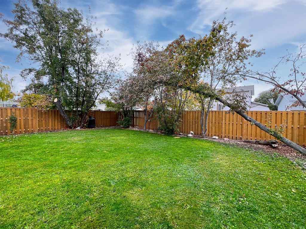 MLS® A2262644 - 9438 63 Avenue  in Country Club Estates Grande Prairie, Residential