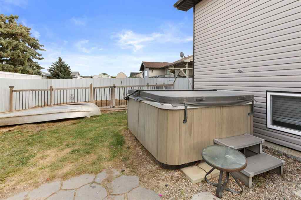 MLS® A2262701 - 404 Jesmond Place SW in NONE Redcliff, Residential