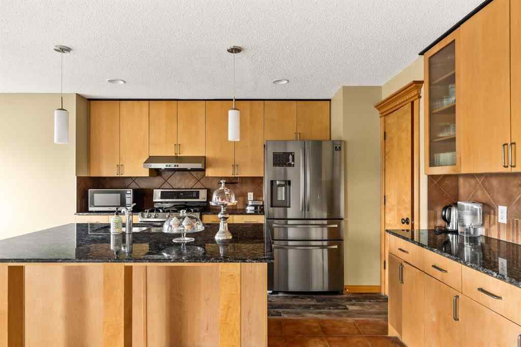 MLS® A2262709 - 120 Simcoe Close SW in Signal Hill Calgary, Residential