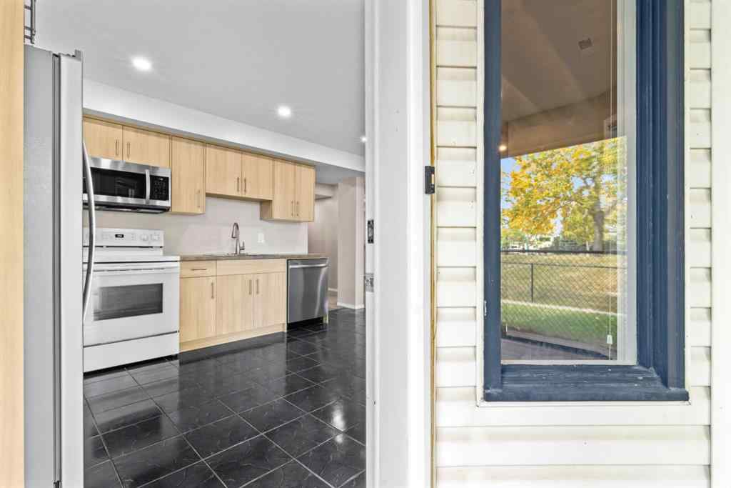 MLS® A2262784 - 435 Douglas Ridge Mews SE in Douglasdale/Glen Calgary, Residential