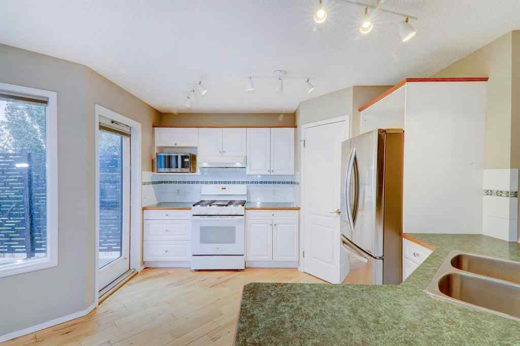 MLS® A2262784 - 435 Douglas Ridge Mews SE in Douglasdale/Glen Calgary, Residential