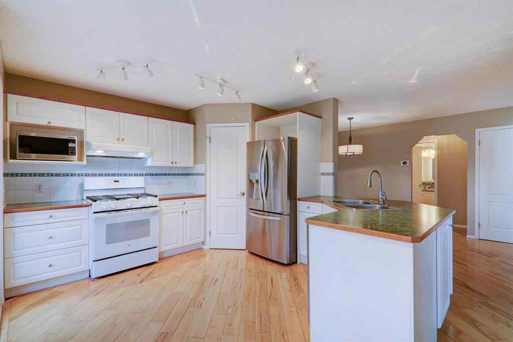 MLS® A2262784 - 435 Douglas Ridge Mews SE in Douglasdale/Glen Calgary, Residential