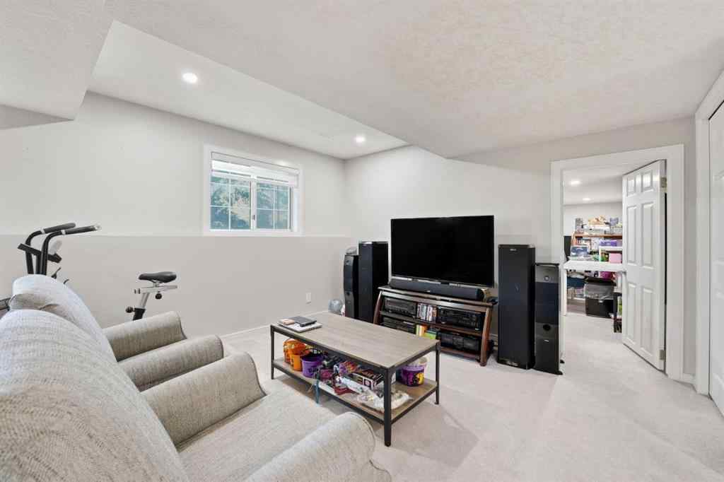 MLS® A2262808 - 31 Applegrove Crescent SE in Applewood Park Calgary, Residential
