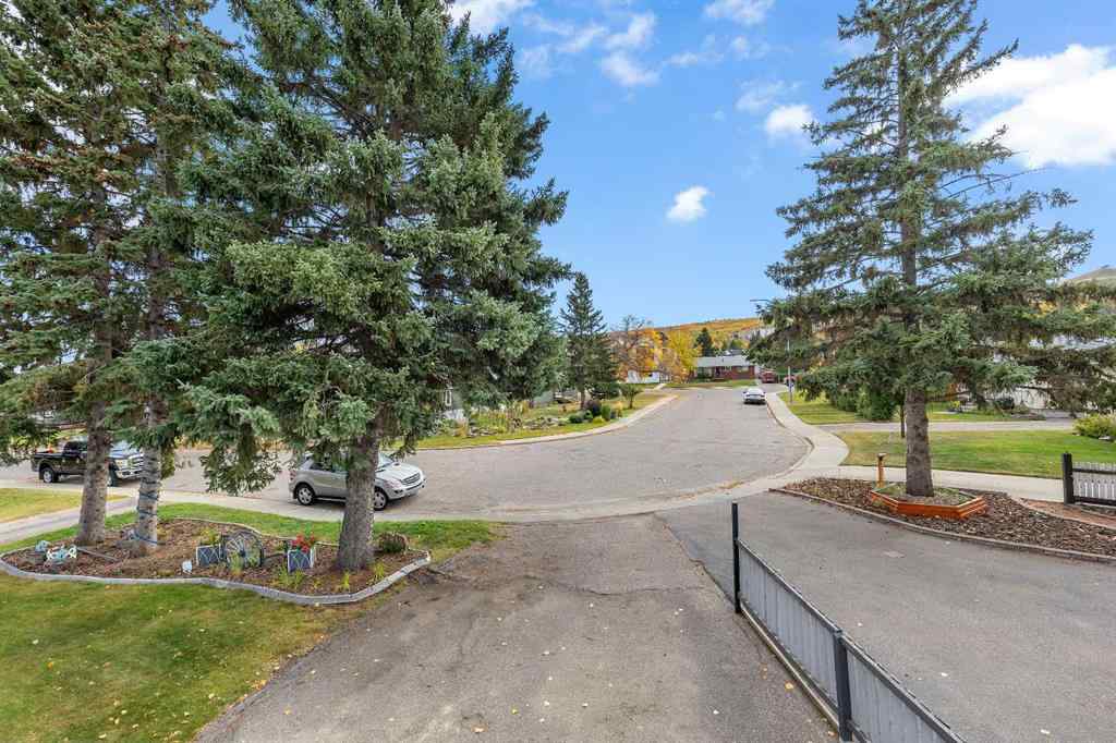 MLS® A2262817 - 8128 Bowglen Crescent NW in Bowness Calgary, Residential