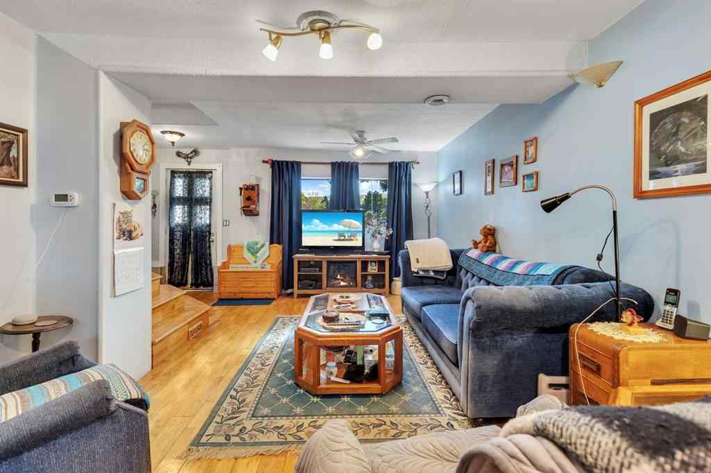 MLS® A2262817 - 8128 Bowglen Crescent NW in Bowness Calgary, Residential