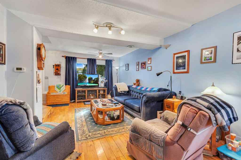 MLS® A2262817 - 8128 Bowglen Crescent NW in Bowness Calgary, Residential