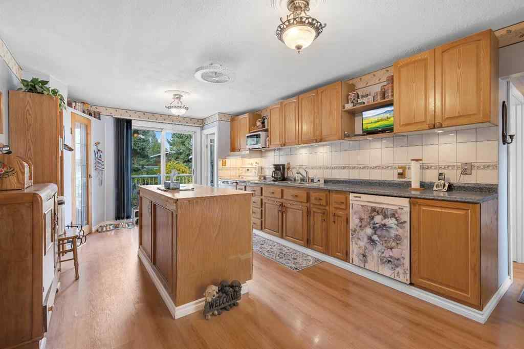 MLS® A2262817 - 8128 Bowglen Crescent NW in Bowness Calgary, Residential