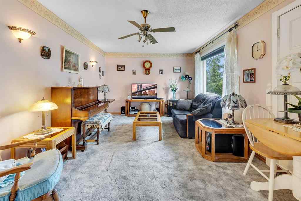 MLS® A2262817 - 8128 Bowglen Crescent NW in Bowness Calgary, Residential