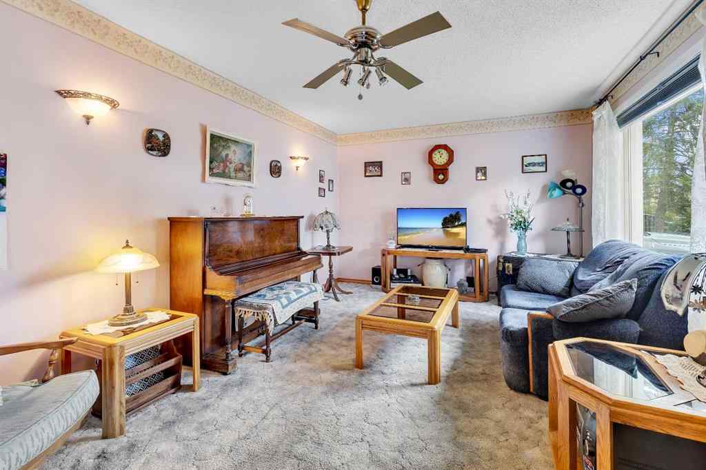 MLS® A2262817 - 8128 Bowglen Crescent NW in Bowness Calgary, Residential