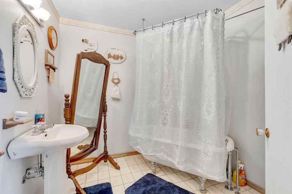 MLS® A2262817 - 8128 Bowglen Crescent NW in Bowness Calgary, Residential