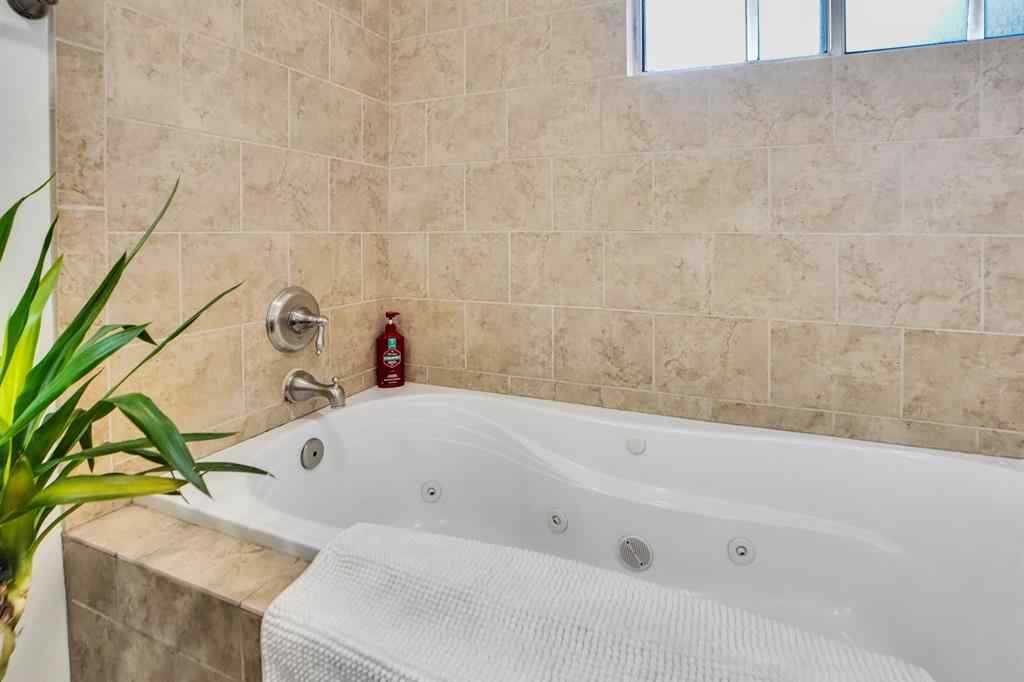 MLS® A2263000 - 1447 Northmount Drive NW in Brentwood Calgary, Residential