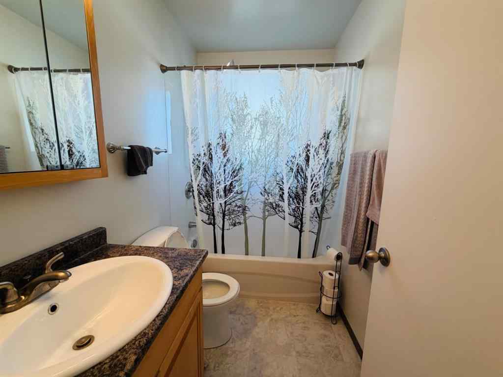 MLS® A2263089 - 5210 53 Avenue  in Central Ponoka Ponoka, Residential