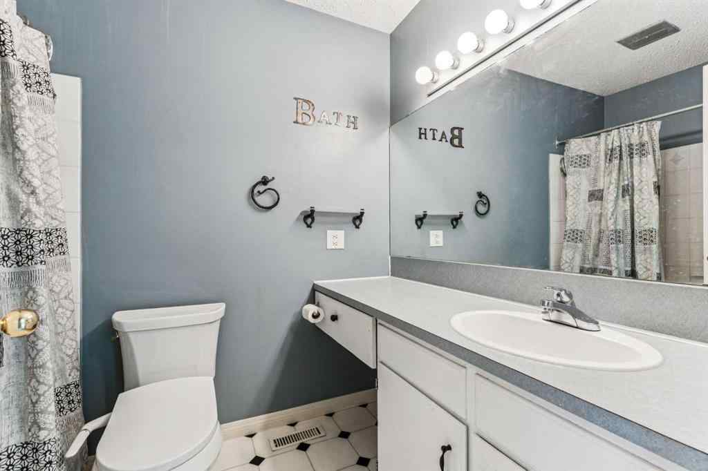 MLS® A2263125 - 1609 46 Street NW in Montgomery Calgary, Residential