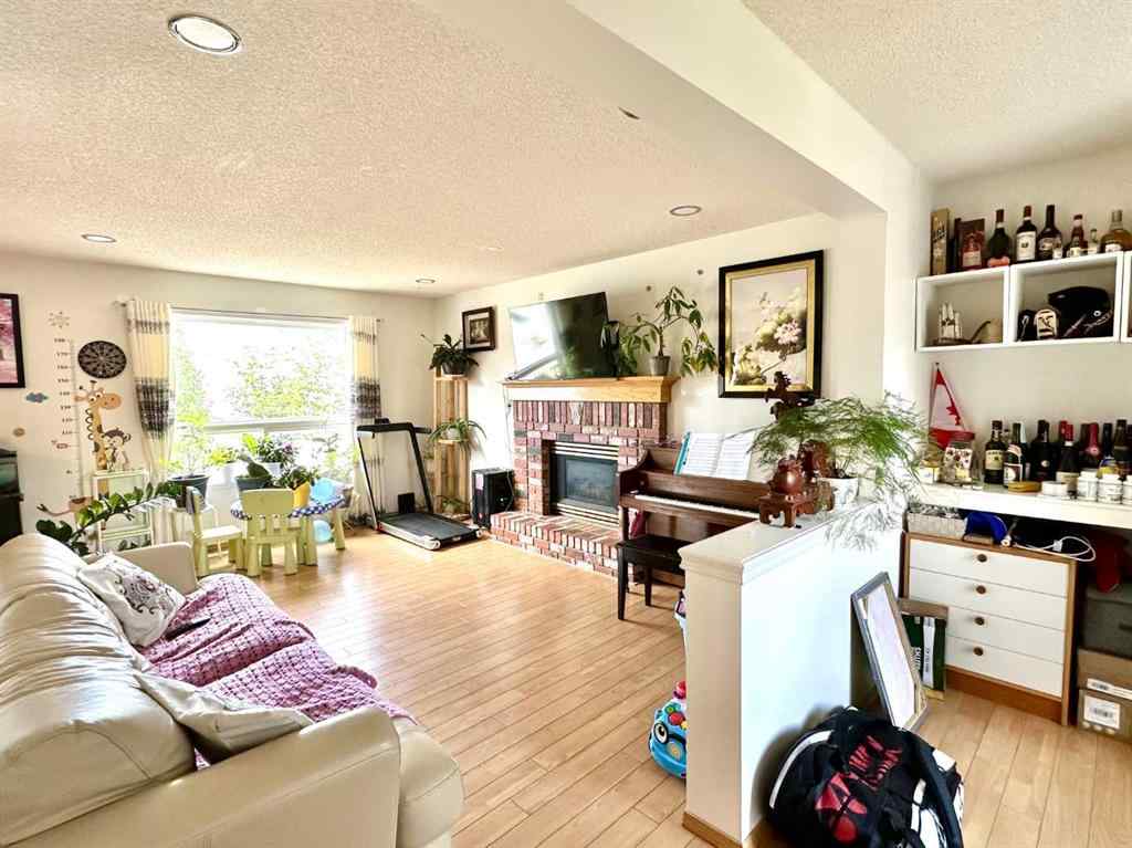 MLS® A2263183 - 92 Somerset Drive SW in Somerset Calgary, Rental